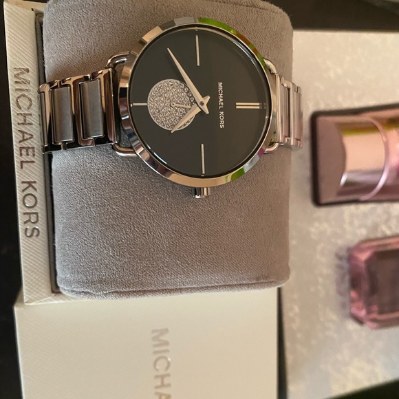 Women’s MK watch - Picture 2 of 4